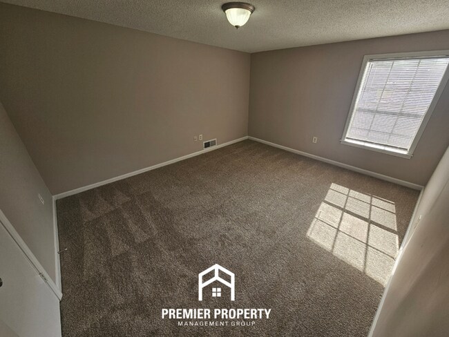 Building Photo - Newly Renovated 5BR Home with 2,334 Sq Ft, Fireplace & Fenced Yard in Memphis