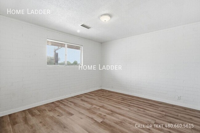 Building Photo - 1332 W 5th St