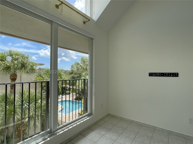 Building Photo - 6904 N Kendall Dr