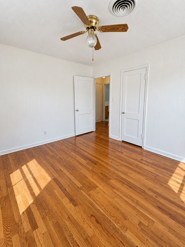 Building Photo - 1114 E Corona St