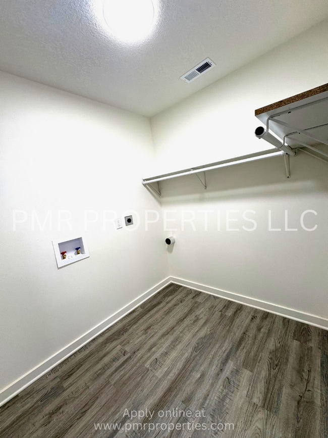 Building Photo - 3 Bedrooms/2 Bathroom House