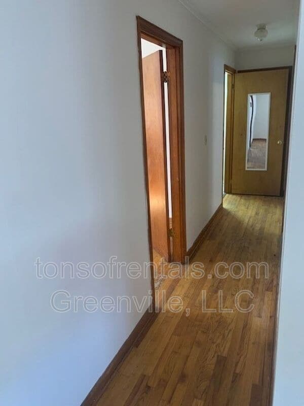 Building Photo - 111 Pineview Rd