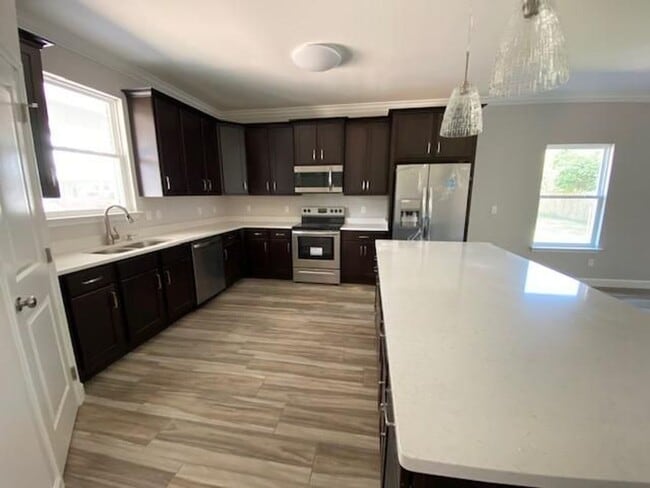 Building Photo - 3 Bedroom Brick Home with Modern Finishes!