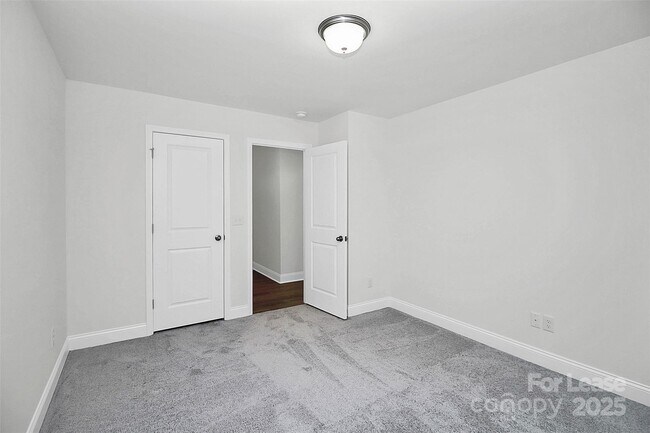 Building Photo - 6029 Mariemont Cir
