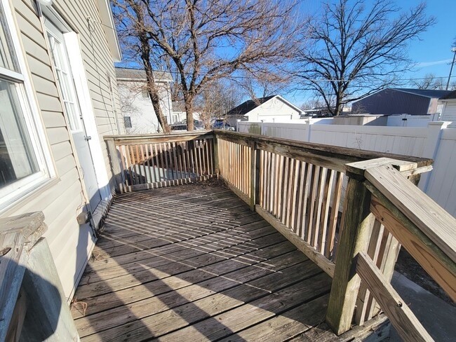 Building Photo - 533 Deleon St