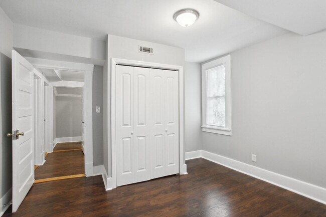 Building Photo - Large 4BR/2BA Downtown House Walking Distance to Daffin Park and Forsyth Park