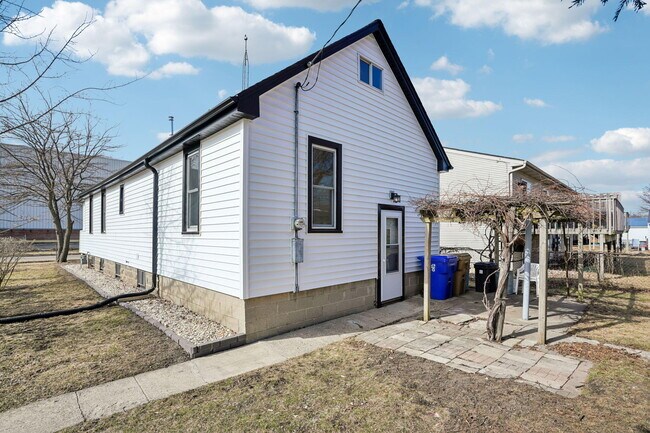 Building Photo - 5039 26th Ave