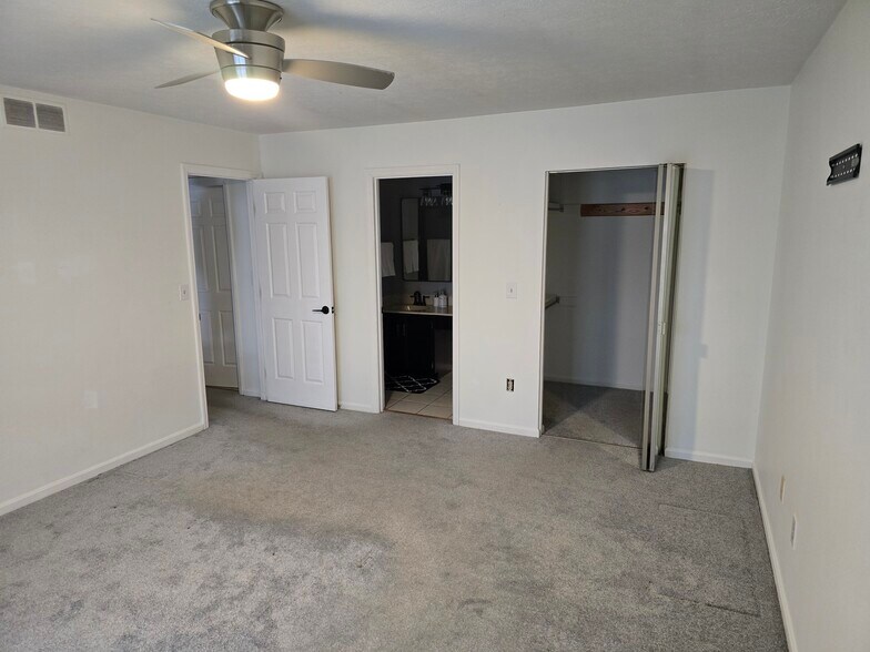 Building Photo - 2059 Foxknoll Dr