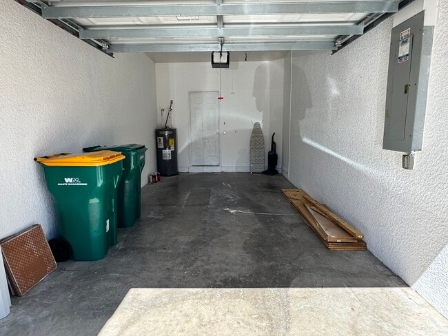 Building Photo - 860 Hampton Cir