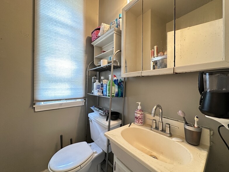 Building Photo - 2341 N Leavitt St