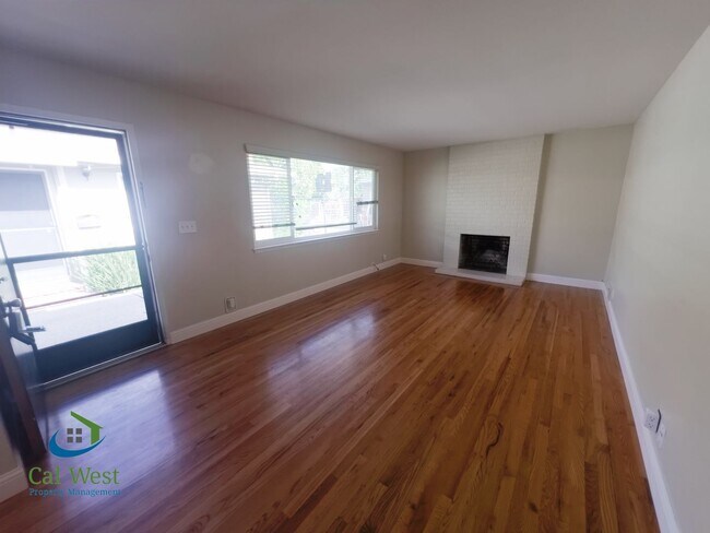 Building Photo - $2,695 - 2 BR/1BA Duplex-Downtown Willow G...
