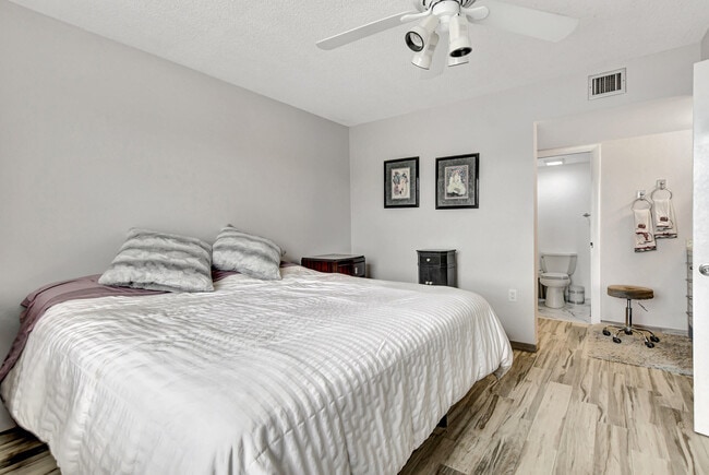 Building Photo - 6025 Balboa Cir