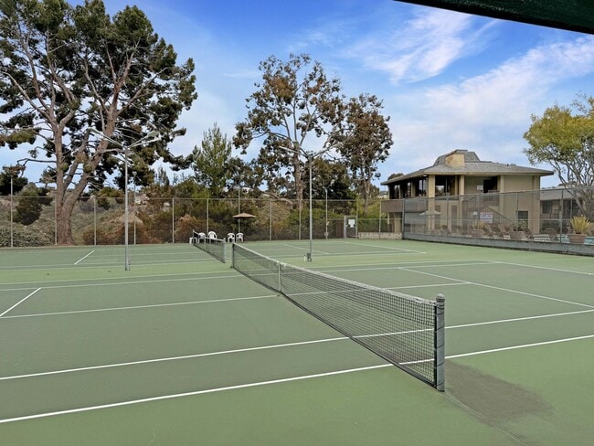 Building Photo - Spacious 1B/1BA Condo w/ Gated Parking & C...