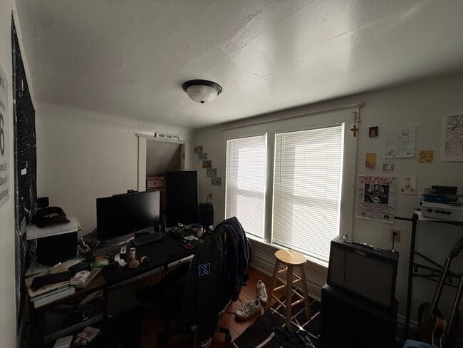 Building Photo - $2,800 | 4 Bedroom, 2 Bathroom House | NO ...