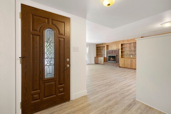 Building Photo - Reburbished 3bd/2ba, 2,275 sq ft home in C...