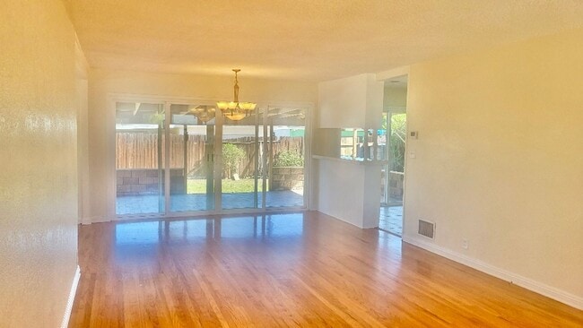 Building Photo - Beautiful 3-bedroom home in a quiet tree-lined street in Winnetka