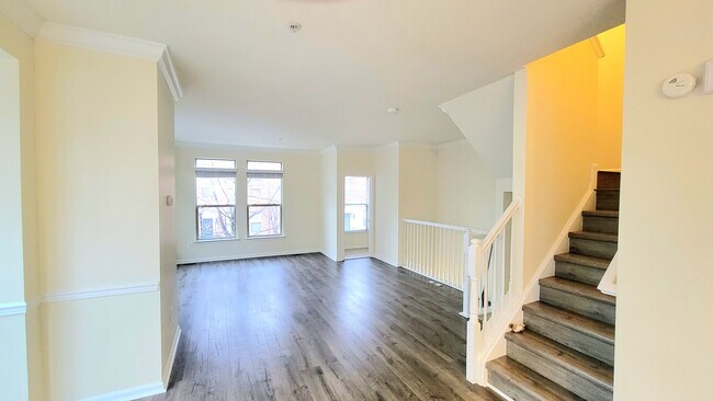 Building Photo - 18 S High St