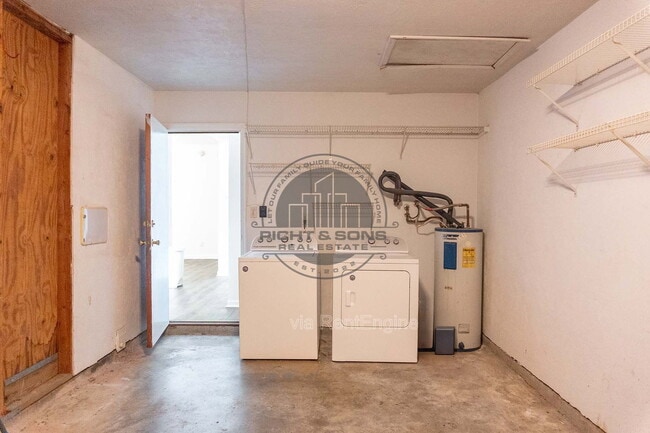 Building Photo - 3223 Albert Dr
