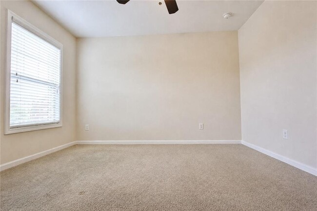 Building Photo - 2132 Greencrest Cir