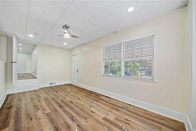 Building Photo - 1467 Thompson Pl