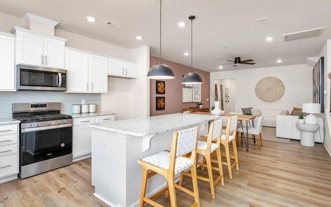 Building Photo - 805 Falls Grove Trl