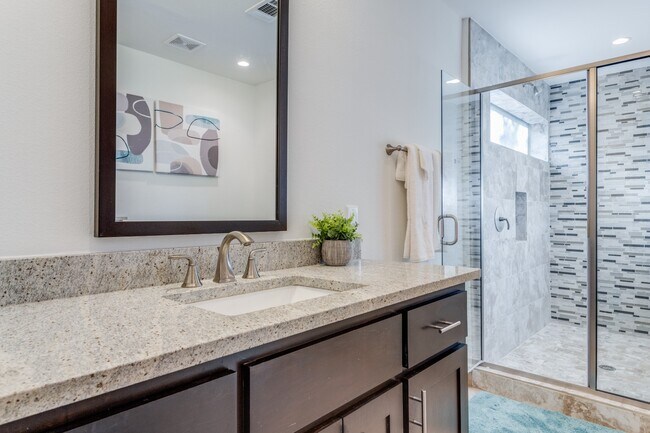 Building Photo - Henderson Ave Townhome with Rooftop Skyline Views