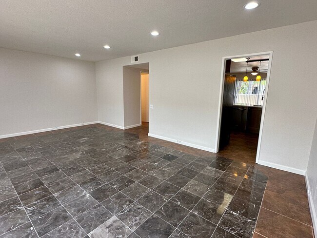 Building Photo - 3266 Loma Riviera Dr