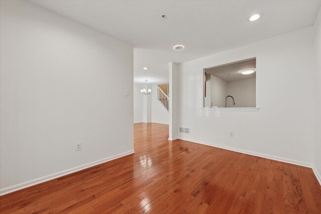 Building Photo - Beautiful 2BR/2.5BA Townhome in Byers Stat...