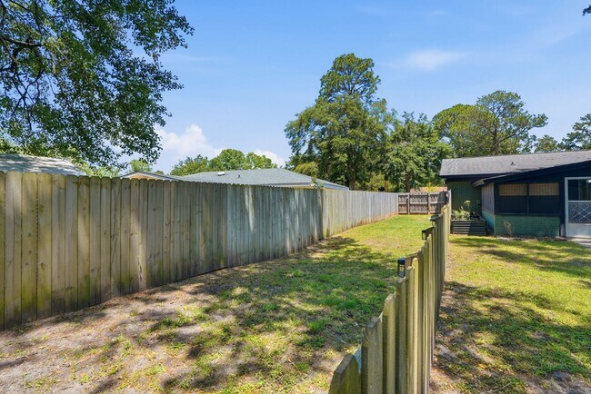 Building Photo - 703 Pineview Ct