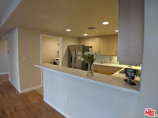 Building Photo - 5143 White Oak Ave