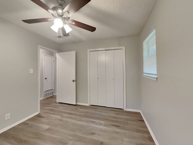 Building Photo - Charming 3-Bed, 2-Bath Home in Burleson with Garage Parking