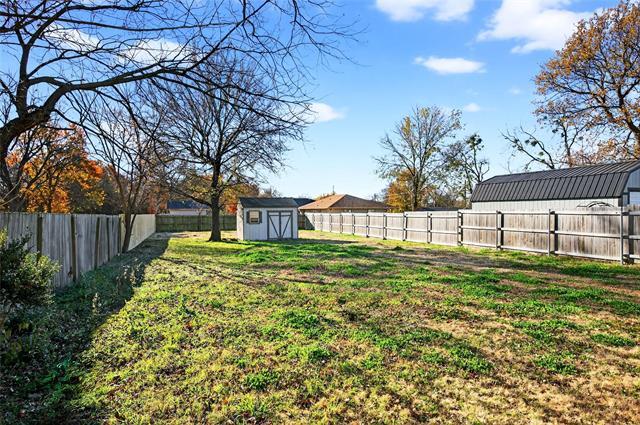 Building Photo - 704 E Sycamore St