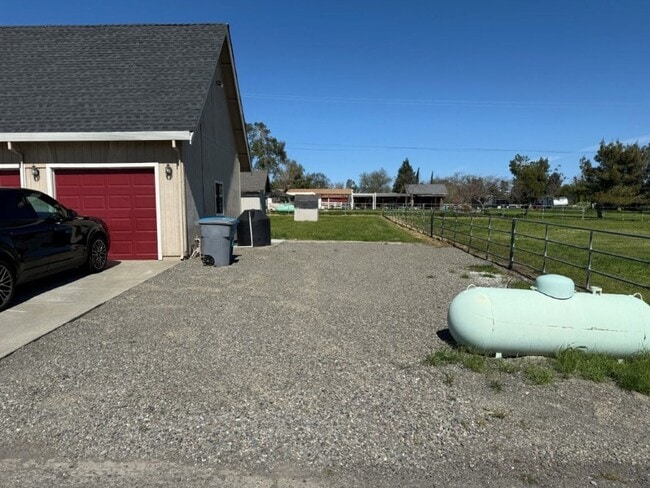 Building Photo - Unique 2 Bedroom Country Property Vacaville *Star Rentals