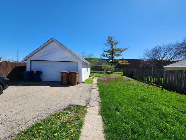 Building Photo - 2 Bedroom Lower Heat & Water Included