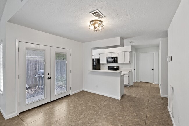 Building Photo - 2208 Lobo Dr