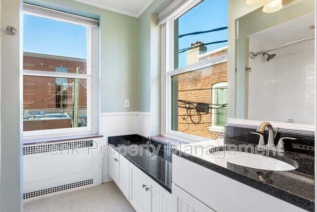 Building Photo - 212 E Clay St