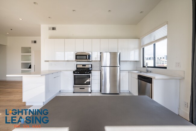 Building Photo - 8811 Burton Way