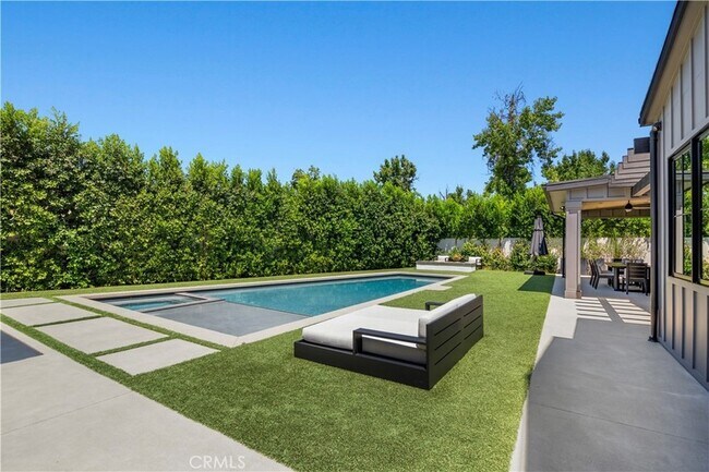 Building Photo - 17631 Tarzana St