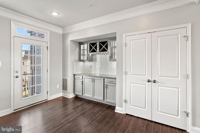 Building Photo - 7086 Executive Way