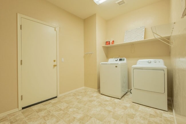 Building Photo - 3 Bedrooms 2 Bathrooms