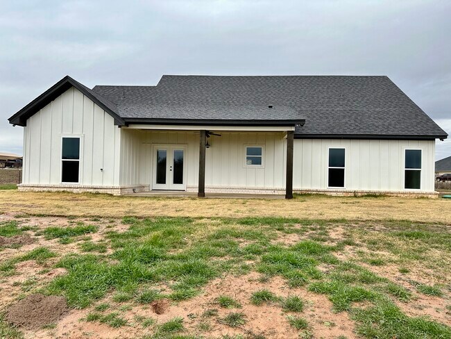 Building Photo - 481 Pine Rd