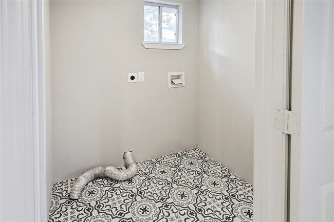 Building Photo - 1106-12th 1/2 12th 1/2 St N