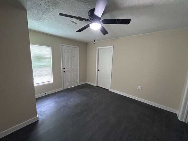 Building Photo - 7918 Woodlyn Rd