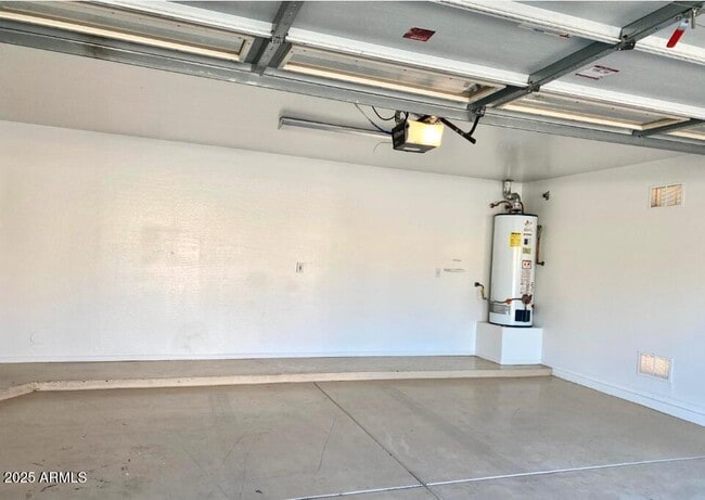 Building Photo - 3323 E Roadrunner Dr
