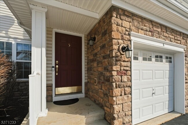 Building Photo - 5 Indian Field Dr