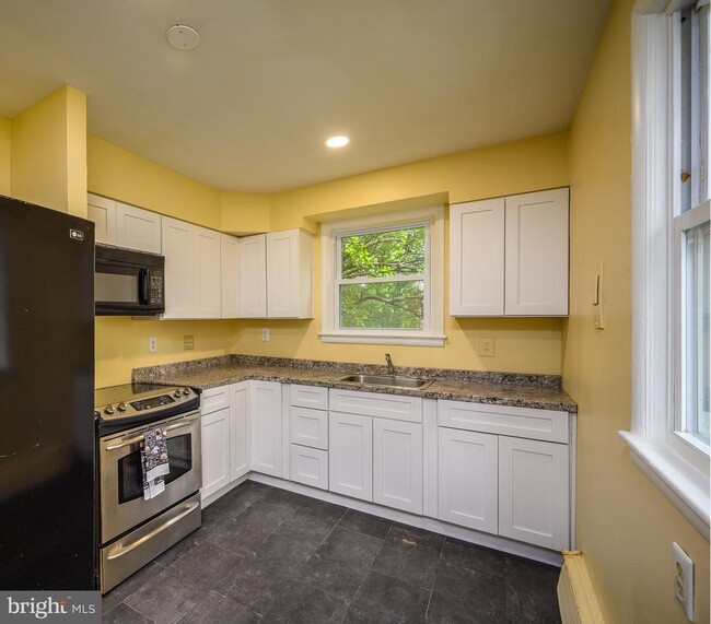 Building Photo - 6007 Bradley Ln