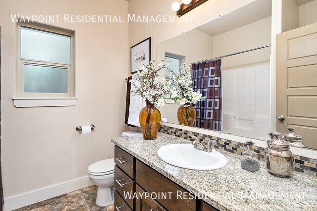 Building Photo - 2686 Vallin Ave N