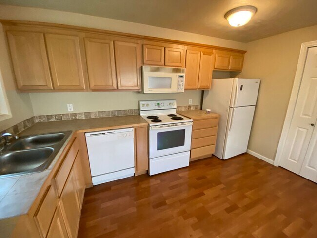 Building Photo - 2 bedroom apartment unit with in unit laundry
