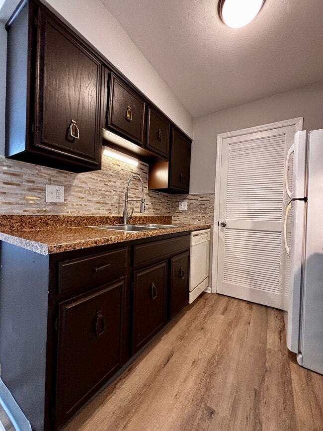 Building Photo - Newly Renovated 2 bedroom 1.5 bath townhou...