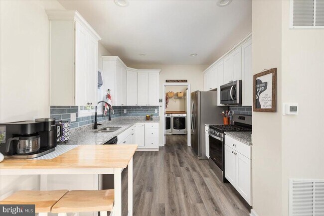 Building Photo - 321 Whispering Echos Dr